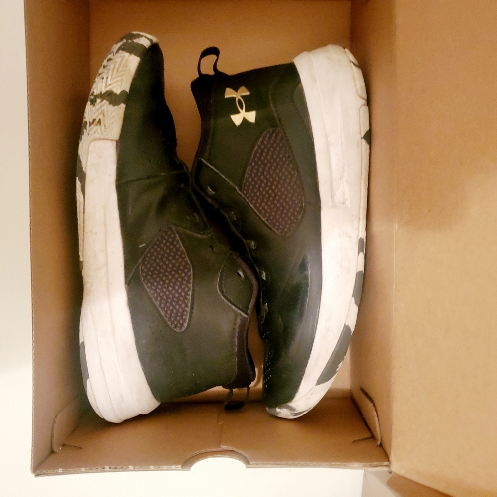 UnderArmour Sneakers 5.5 Boys